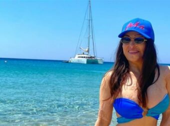 Υπέρλαμπρη στην παραλία η Ιωάννα Παλιοσπύρου: Οι διακοπές στη Μύκονο και οι πόζες στην άμμο (photos)