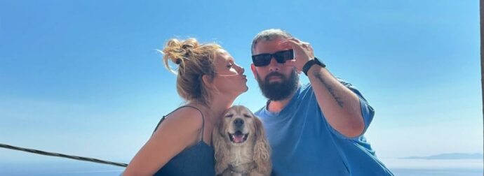 Γενέθλια για Μιχάλη Ρουμπή: Η Φωτεινή Πετρογιάννη τον φωτογραφίζει αγκαλιά με τον γιο τους